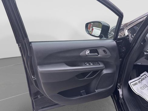 Used 2025 Chrysler Pacifica Select FWD image 12