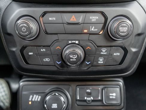 Used 2023 Jeep Renegade Latitude w/ Premium Group AWD/4WD image 28