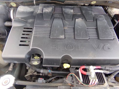 Used 2010 Chrysler Town & Country Touring FWD image 32
