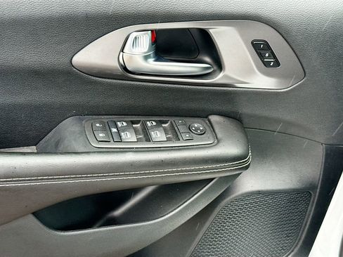 Used 2026 Chrysler Pacifica Select image 19