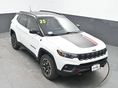 Used 2025 Jeep Compass Trailhawk AWD/4WD image 19