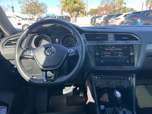 Used 2021 Volkswagen Tiguan SE w/ Panoramic Sunroof Package image 3
