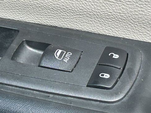 Used 2020 Chrysler Pacifica Touring-L FWD image 38