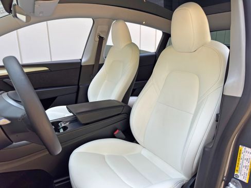 Used 2023 Tesla Model Y Long Range image 38