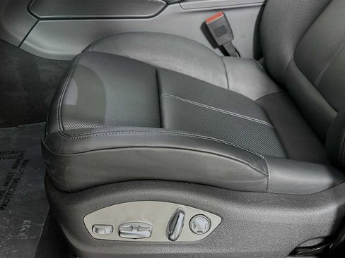 Certified 2026 Porsche Macan AWD/4WD image 12