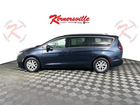 Used 2021 Chrysler Pacifica Touring-L FWD image 4