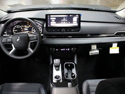 New 2025 Mitsubishi Outlander SE image 20