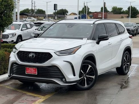 Used 2022 Toyota Highlander XSE FWD image 2