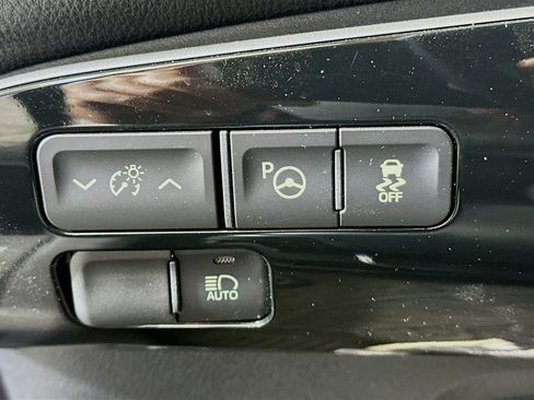 Used 2018 Toyota Prius Three Touring image 17