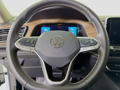 Used 2025 Volkswagen Atlas SE image 12
