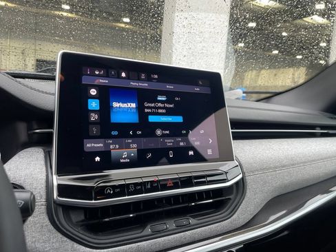 Used 2023 Jeep Compass Latitude AWD/4WD image 16