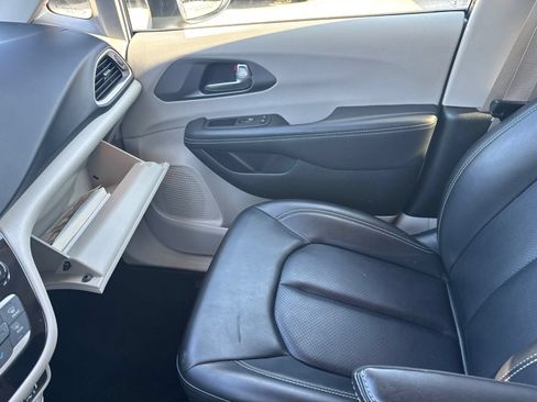 Used 2023 Chrysler Pacifica Touring-L FWD image 19
