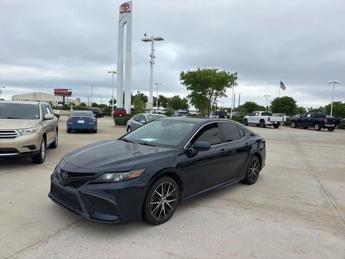 Used 2021 Toyota Camry SE FWD image 1