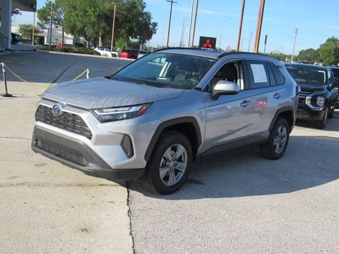 Used 2022 Toyota RAV4 XLE w/ Convenience Package AWD/4WD image 8