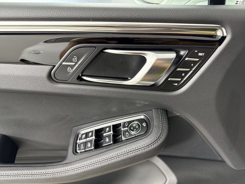 Certified 2025 Porsche Macan AWD/4WD image 34