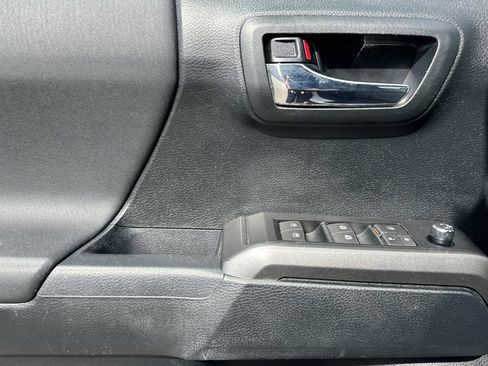 Used 2016 Toyota Tacoma TRD Sport w/ Towing Package AWD/4WD image 14