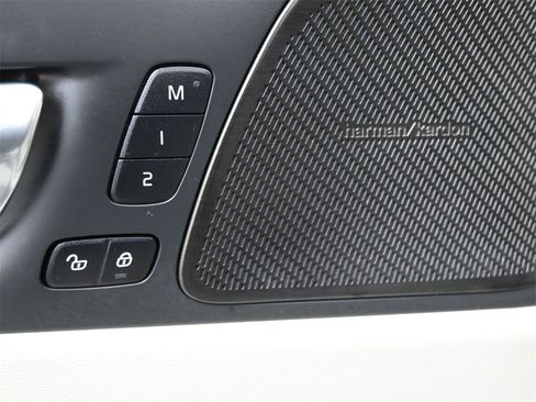 Used 2025 Volvo XC60 B5 Ultra w/ Protection Package Premier image 5