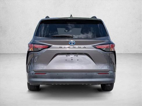 Used 2021 Toyota Sienna XLE image 7