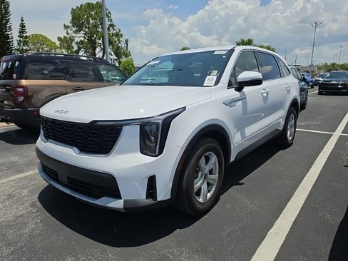 Used 2024 Kia Sorento LX FWD image 5