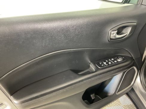 Used 2019 Jeep Compass Latitude AWD/4WD image 16