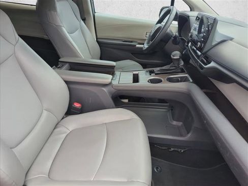Used 2022 Toyota Sienna XLE FWD image 25