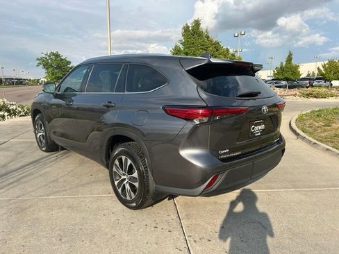Used 2020 Toyota Highlander XLE AWD/4WD image 7