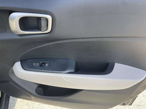 Used 2024 Hyundai Venue SEL FWD image 9