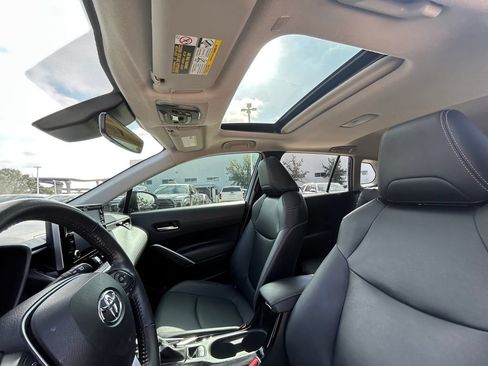 Used 2022 Toyota Corolla Cross XLE w/ Convenience Package FWD image 12