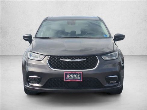 Used 2023 Chrysler Pacifica Touring-L FWD image 2