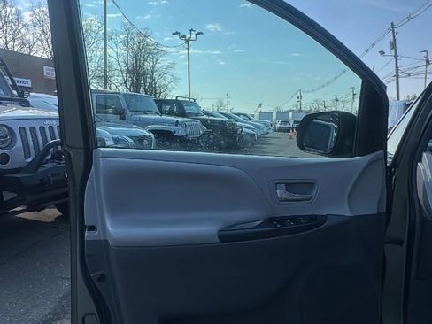 Used 2019 Toyota Sienna LE w/ LE Preferred Package image 9