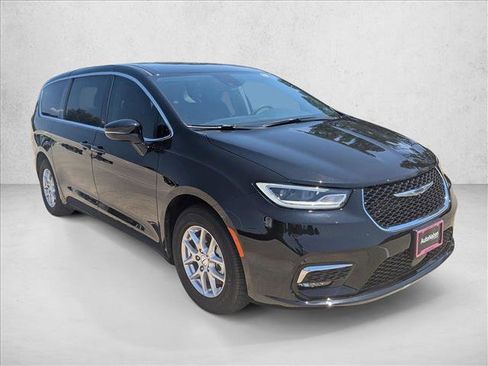 Certified 2024 Chrysler Pacifica Touring-L w/ Uconnect Theater Family Group FWD image 3