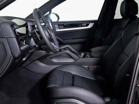 Used 2025 Porsche Cayenne image 4