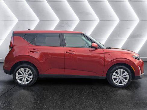Used 2023 Kia Soul LX image 6