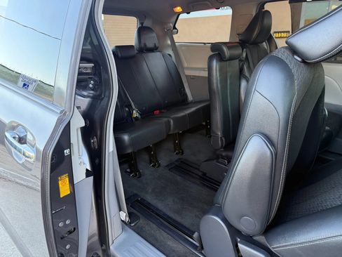Used 2014 Toyota Sienna SE FWD image 24