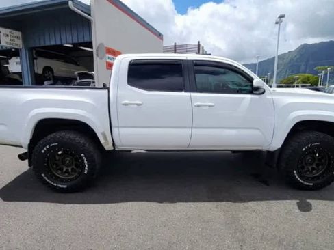Used 2017 Toyota Tacoma TRD Sport AWD/4WD image 9
