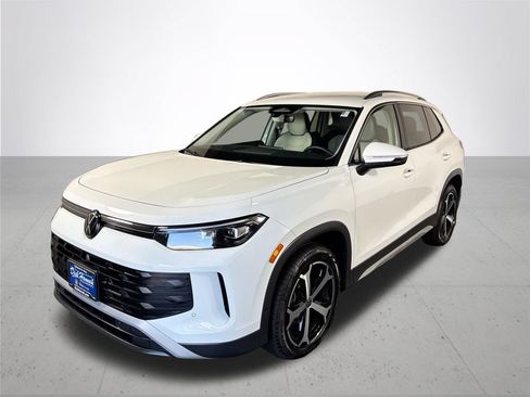 Certified 2025 Volkswagen Tiguan SE FWD image 3