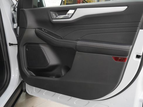 Used 2025 Ford Escape Platinum image 9