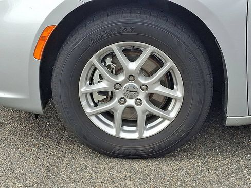 Used 2024 Chrysler Pacifica Touring-L FWD image 8