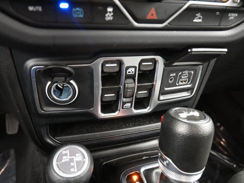 Used 2024 Jeep Wrangler Unlimited Sahara image 24