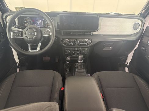 Used 2025 Jeep Wrangler Unlimited Sahara AWD/4WD image 9