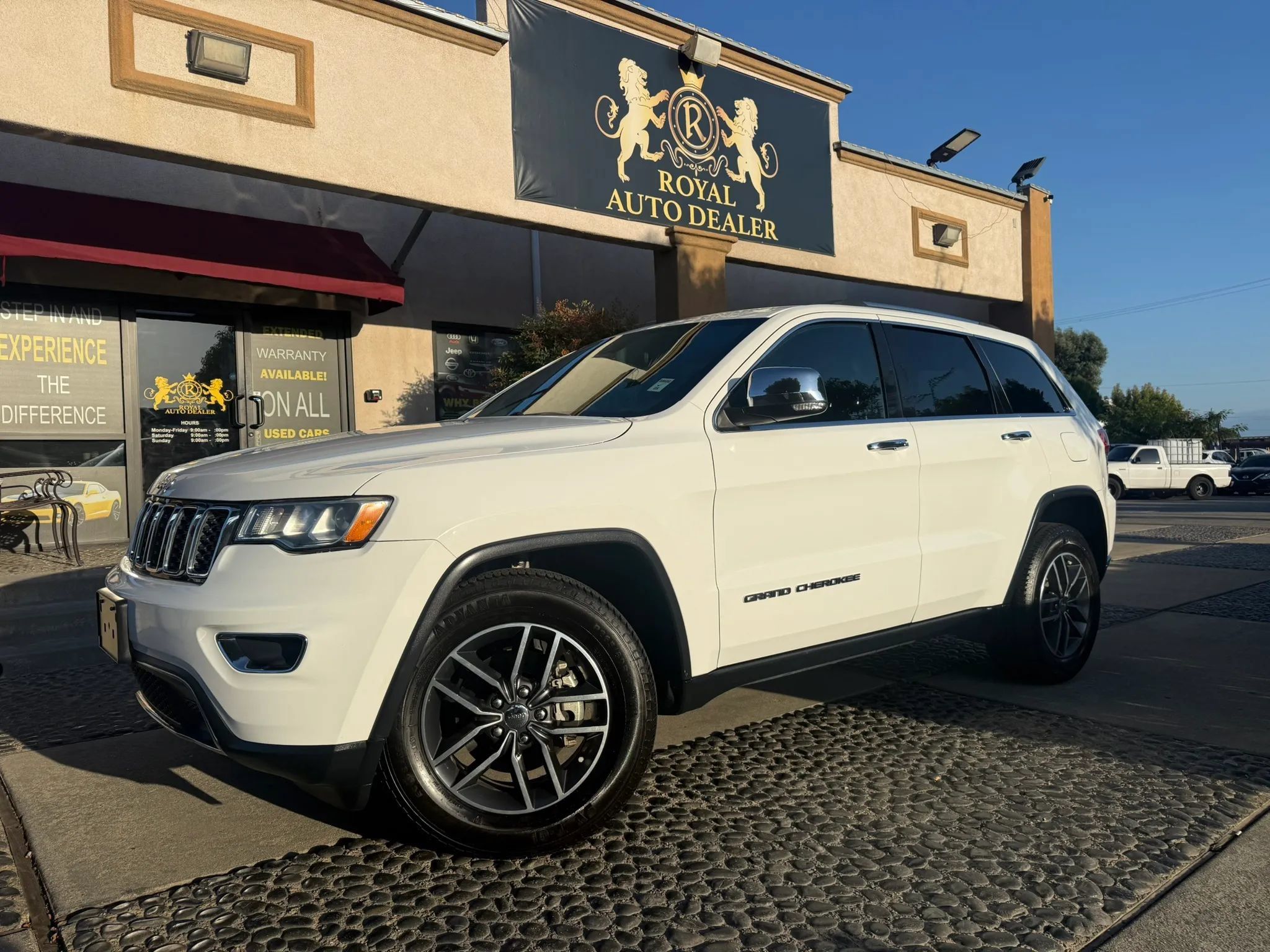 Used 2017 Jeep Grand Cherokee Limited RWD image 1