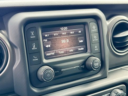 Used 2021 Jeep Gladiator Willys image 15