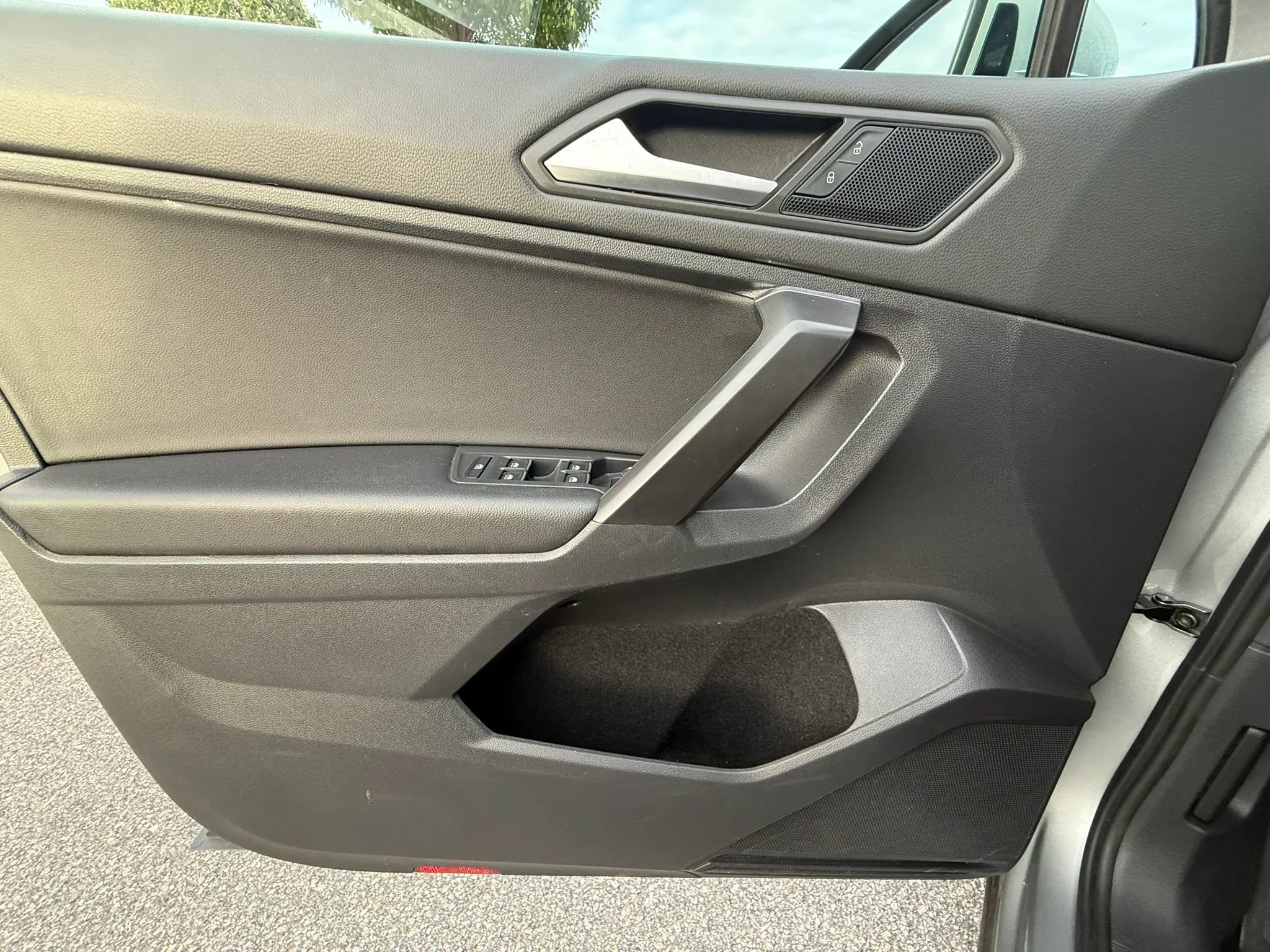 Used 2021 Volkswagen Tiguan SE w/ Panoramic Sunroof Package FWD image 34