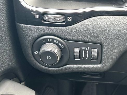 Used 2021 Jeep Cherokee Latitude Plus AWD/4WD image 29