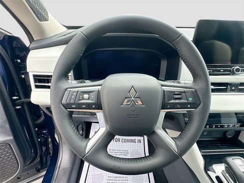 New 2025 Mitsubishi Outlander SE image 11