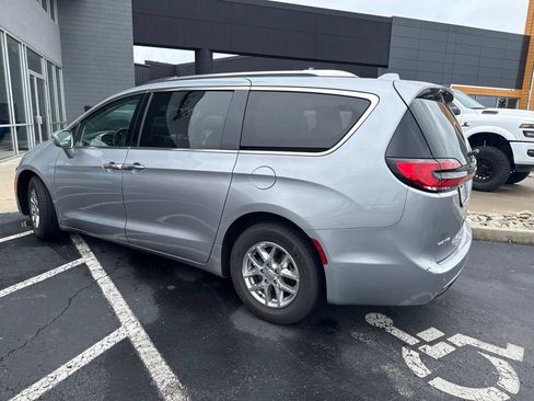 Used 2021 Chrysler Pacifica Touring-L FWD image 4