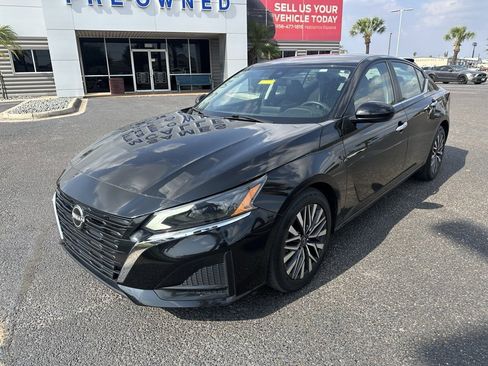 Used 2023 Nissan Altima 2.5 SV image 2
