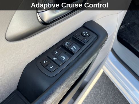 Used 2024 Chrysler Pacifica Select image 15