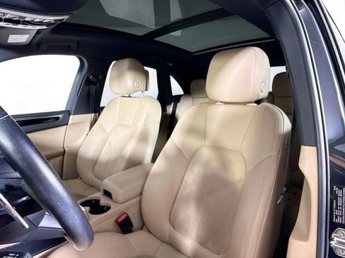 Certified 2023 Porsche Macan AWD/4WD image 5