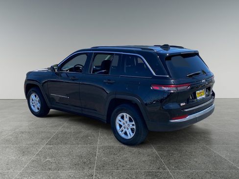Used 2023 Jeep Grand Cherokee Laredo RWD image 3
